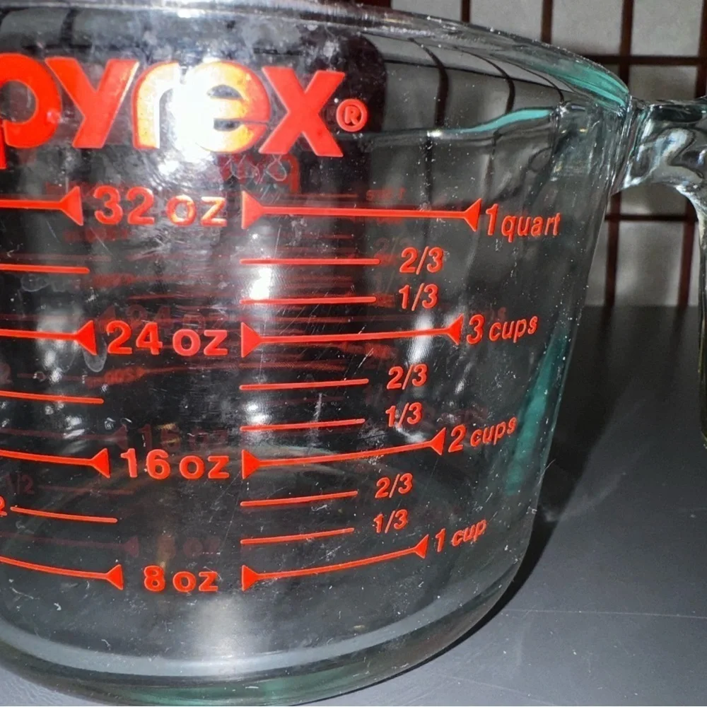Pyrex 4 Cups 32 Oz 1000 ML 1 QT Large Clear Glass Measuring Bowl Cup Red USA - Picture 4 of 16